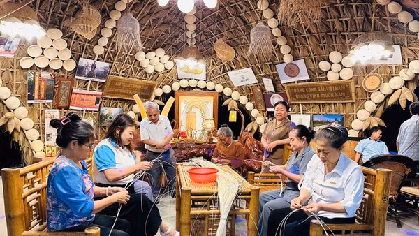 Người dân thôn Phú Vinh đang tạo các sản phẩm thủ công từ mây. 