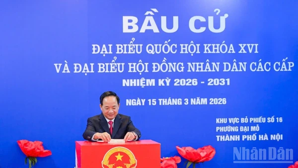 Đồng chí Trịnh Văn Quyết, Ủy viên Bộ Chính trị, Bí thư Trung ương Đảng, Trưởng ban Tuyên giáo và Dân vận Trung ương tiến hành bỏ phiếu bầu cử đại biểu Quốc hội khóa XVI và đại biểu Hội đồng nhân dân các cấp nhiệm kỳ 2026-2031.