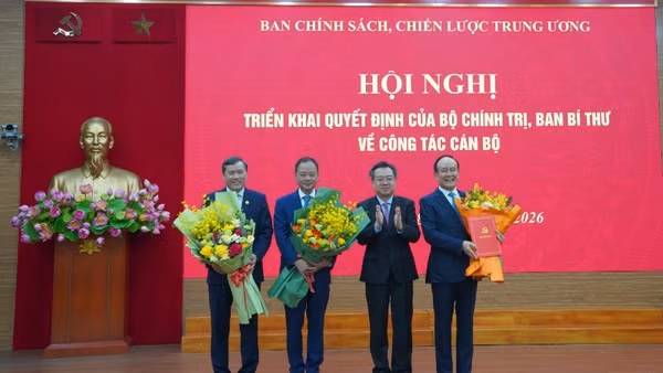 Đồng chí Trưởng ban Chính sách, chiến lược Trung ương tặng hoa, chúc mừng các đồng chí tân Phó Trưởng ban. 