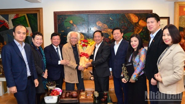 Đồng chí Trịnh Văn Quyết, Ủy viên Bộ Chính trị, Bí thư Trung ương Đảng, Trưởng ban Tuyên giáo và Dân vận Trung ương thăm, chúc Tết nhà điêu khắc Tạ Quang Bạo. (Ảnh: PHẠM CƯỜNG)