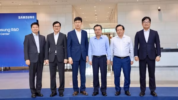 Đoàn công tác chụp ảnh lưu niệm cùng lãnh đạo tập đoàn Samsung Việt Nam.