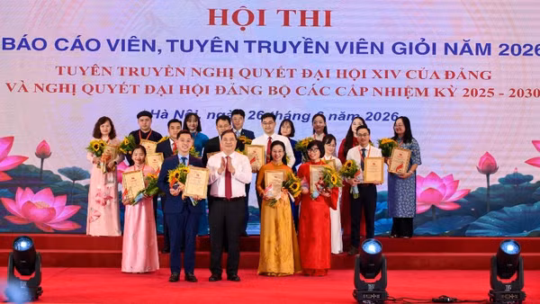 Đồng chí Phạm Gia Túc, Ủy viên Bộ Chính trị, Phó Bí thư Thường trực Đảng ủy Chính phủ, Phó Thủ tướng Thường trực Chính phủ chúc mừng các thí sinh đạt giải. (Ảnh: THẾ ĐẠI)