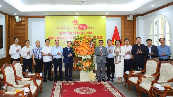 Đoàn công tác Ban Tuyên giáo và Dân vận Trung ương tặng hoa chúc mừng Bộ Văn hóa, Thể thao và Du lịch nhân dịp kỷ niệm 80 năm Ngày truyền thống ngành thể dục thể thao. (Ảnh: VIỆT HÙNG)