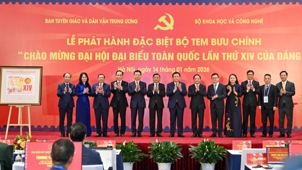 Các đồng chí lãnh đạo Đảng, Nhà nước dự Lễ phát hành đặc biệt bộ tem bưu chính "Chào mừng Đại hội đại biểu toàn quốc lần thứ XIV của Đảng". 