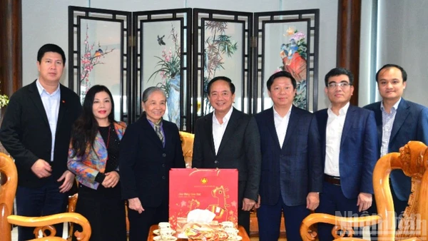 Đồng chí Trịnh Văn Quyết, Ủy viên Bộ Chính trị, Bí thư Trung ương Đảng, Trưởng Ban Tuyên giáo và Dân vận Trung ương thăm, chúc Tết gia đình Tổng Bí thư Nguyễn Phú Trọng. (Ảnh: PHẠM CƯỜNG)