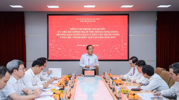Đồng chí Trịnh Văn Quyết, Ủy viên Bộ Chính trị, Bí thư Trung ương Đảng, Trưởng ban Tuyên giáo và Dân vận Trung ương chủ trì làm việc với Bộ Biên tập Tạp chí Cộng sản. (Ảnh: BẢO LONG)