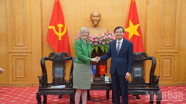 Đồng chí Giám đốc Học viện Chính trị quốc gia Hồ Chí Minh tiếp và làm việc với Đại sứ Australia tại Việt Nam.