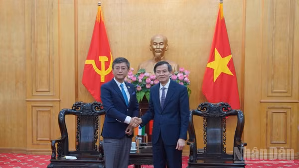 Đồng chí Giám đốc Học viện Chính trị quốc gia Hồ Chí Minh có buổi tiếp và làm việc với Đại sứ đặc mệnh toàn quyền Ấn Độ tại Việt Nam.