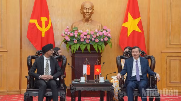 Giám đốc Học viện Chính trị quốc gia Hồ Chí Minh trao đổi với Đại sứ Singapore về quan hệ hợp tác giữa hai nước. 