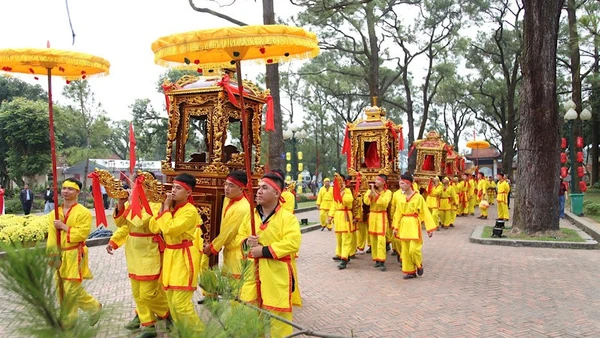 Đoàn Lễ rước nước xuất phát từ sân chùa Côn Sơn.