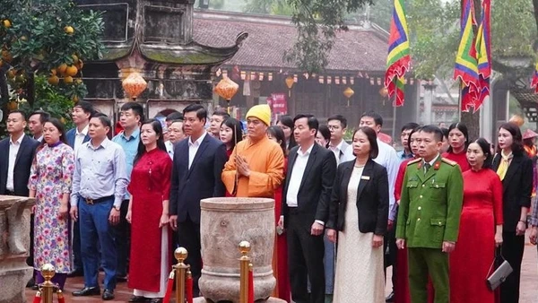 Ban tổ chức Lễ hội mùa Xuân Côn Sơn-Kiếp Bạc dâng hương tại chùa Côn Sơn.