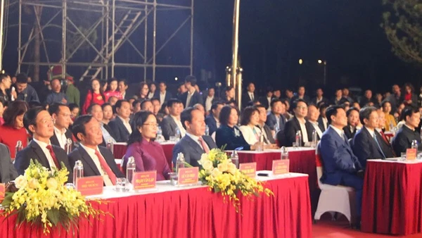 Các đại biểu và nhân dân dự Lễ khai hội mùa Xuân Côn Sơn-Kiếp Bạc.