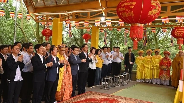 Lãnh đạo thành phố Hải Phòng thực hiện nghi lễ tế trời đất tại Trung Nhạc miếu.