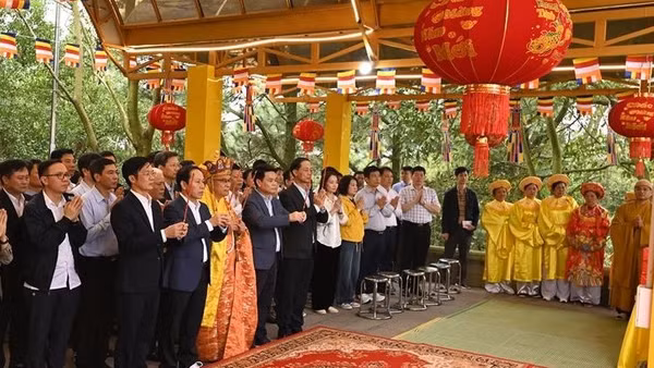 Lãnh đạo thành phố Hải Phòng thực hiện nghi lễ tế trời đất tại Trung Nhạc miếu.