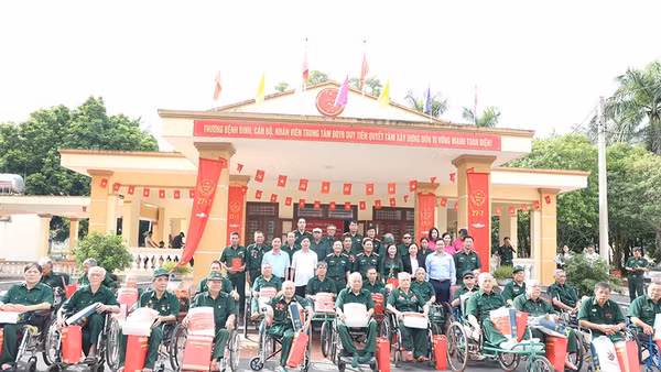 Đại tướng Nguyễn Tân Cương thăm, tặng quà Trung tâm điều dưỡng thương binh Duy Tiên.