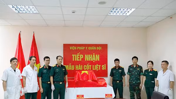Lực lượng chức năng tỉnh Ninh Bình bàn giao các mẫu hài cốt liệt sĩ cho Viện Pháp y Quân đội để thực hiện giám định ADN.