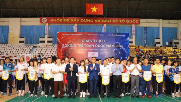 Ban tổ chức trao cờ lưu niệm cho các đội tham gia giải vô địch Boxing toàn quốc năm 2026.