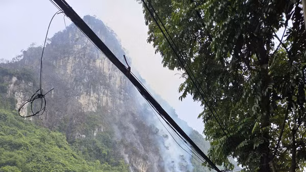 Nhiều lực lượng, phương tiện đã được huy động để tập trung dập lửa.