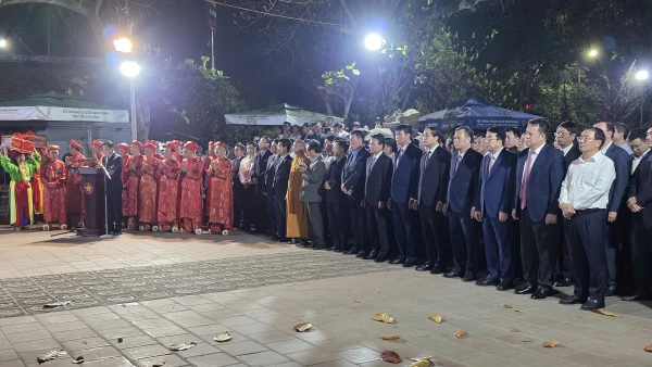 Các đại biểu thành kính dâng hương tại Lễ khai ấn Đền Trần Xuân Bính Ngọ.