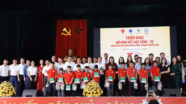 Các đồng chí lãnh đạo tỉnh Ninh Bình chụp ảnh cùng các đơn vị đồng hành, các em học sinh Trường tiểu học Đồng Du triển khai mô hình kết hợp công-tư chăm sóc sức khỏe răng miệng học đường.