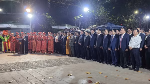 Các đại biểu thành kính dâng hương tại Lễ khai ấn Đền Trần Xuân Bính Ngọ.