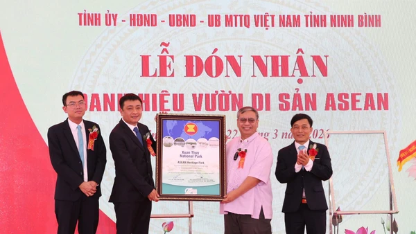 Ông Jerome Montemayor, Giám đốc Trung tâm Đa dạng sinh học ASEAN trao chứng nhận Vườn Di sản ASEAN cho Vườn Quốc gia Xuân Thủy.