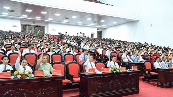 Các đại biểu biểu quyết thông qua Nghị quyết trình tại kỳ họp.