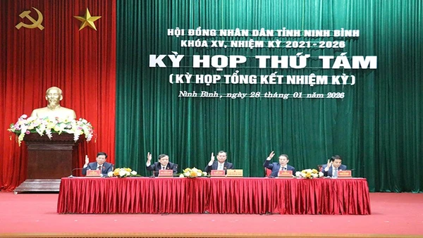 Các đồng chí Chủ tọa điều hành kỳ họp.