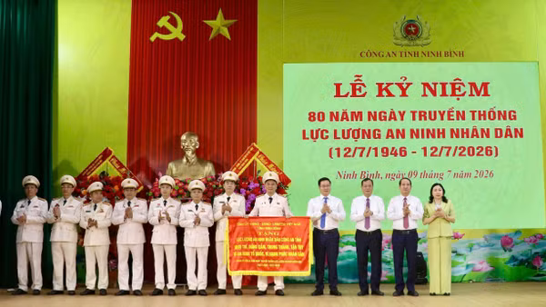 Các đồng chí Thường trực Tỉnh ủy Ninh Bình trao tặng lực lượng An ninh nhân dân Công an tỉnh Bức trướng mang dòng chữ “Lực lượng An ninh nhân dân Công an tỉnh mưu trí, dũng cảm, trung thành, tận tụy vì an ninh Tổ quốc, vì hạnh phúc nhân dân”.