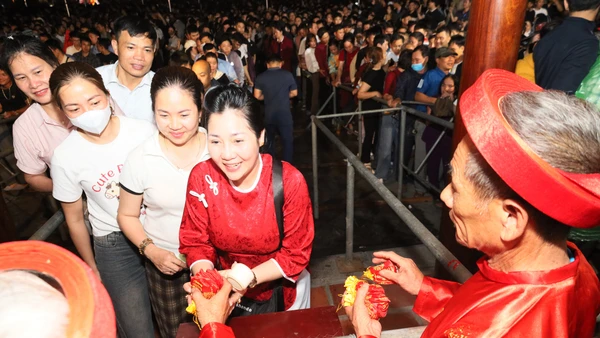 Du khách và nhân dân vui mừng được nhận lương tại các điểm phát lương tại đền Trần Thương.