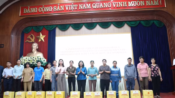 Đồng chí Bùi Thị Minh Hoài, Ủy viên Bộ Chính trị, Bí thư Trung ương Đảng, Chủ tịch Ủy ban Trung ương Mặt trận Tổ quốc Việt Nam tặng quà công nhân, người lao động khó khăn trên địa bàn tỉnh Ninh Bình.
