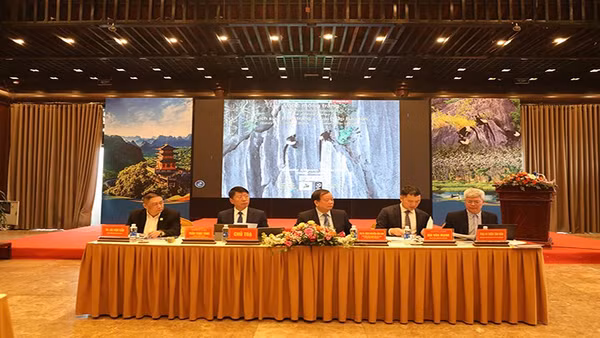 Các đại biểu chủ trì hội thảo.