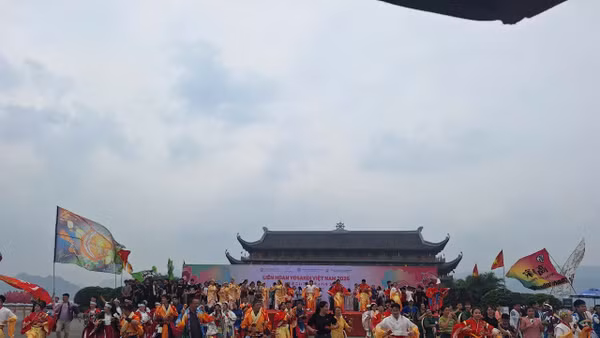 Màn biểu diễn rực rỡ của các đội tham gia liên hoan.