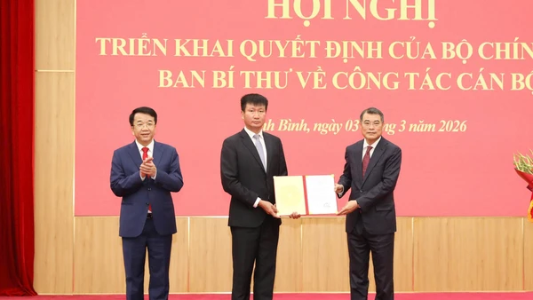 Đồng chí Trưởng Ban Tổ chức Trung ương trao Quyết định phê chuẩn Bí thư Tỉnh ủy cho đồng chí Trần Huy Tuấn.