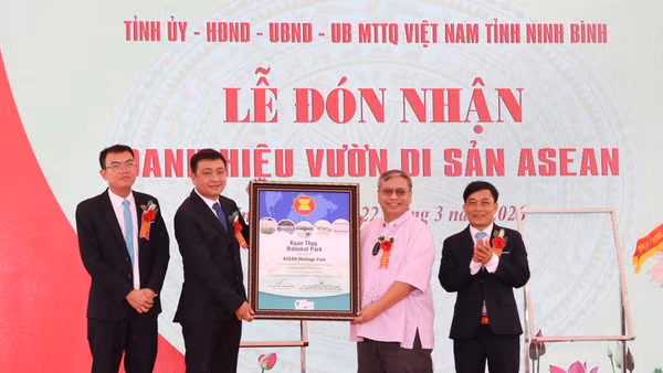 Ông Jerome Montemayor, Giám đốc Trung tâm Đa dạng sinh học ASEAN trao chứng nhận Vườn Di sản ASEAN cho Vườn Quốc gia Xuân Thủy.
