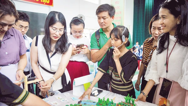 Y Hỉnh (đeo mic) đang giới thiệu về Nông trại vui vẻ tại Hội thi. Nguồn: UNICEF Việt Nam