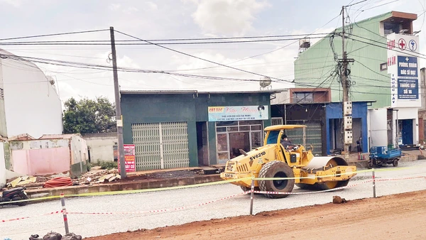 Các nhà thầu thi công đẩy nhanh tiến độ thi công Dự án đường Hồ Chí Minh đoạn tránh phía đông Buôn Ma Thuột.