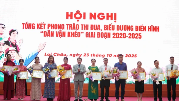 Đồng chí Sùng A Hồ - Phó Bí thư Thường trực Tỉnh ủy, Chủ tịch Ủy ban Mặt trận Tổ quốc Việt Nam tỉnh trao Bằng khen cho các tập thể. 