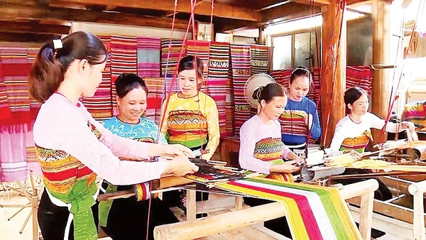 Nghề dệt thổ cẩm mang lại nguồn thu nhập đáng kể cho người dân.