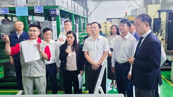 Các đại biểu trực tiếp tham quan và chứng kiến những thay đổi sau quá trình tham gia dự án nhà máy thông minh của doanh nghiệp.