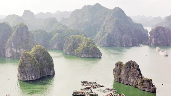 Bè nuôi thủy sản tại đặc khu Cát Bà (Hải Phòng). Ảnh: Khiếu Minh