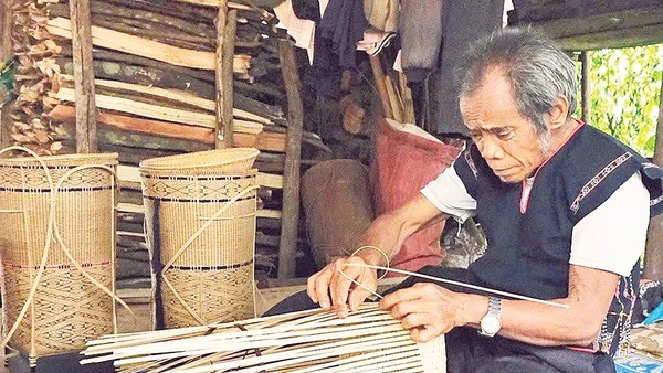 Nghệ nhân Đinh Bi miệt mài gìn giữ nghề đan lát truyền thống. Ảnh: Hồng Thương