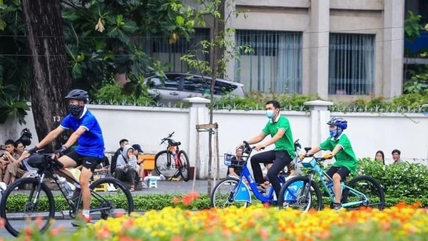 Thời gian qua, xe đạp công cộng thu hút nhiều bạn trẻ sử dụng để tham quan, ngắm cảnh khu vực trung tâm TP Hồ Chí Minh. ẢNH: NHẬT THỊNH