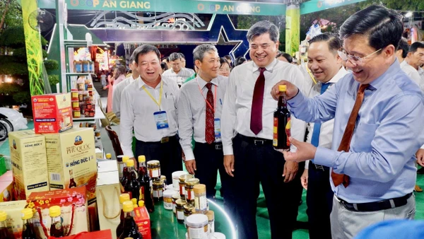 Các đại biểu tham quan các gian hàng trưng bày sản phẩm OCOP tỉnh An Giang.