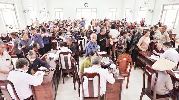 Hơn 500 người dân, chủ yếu là người cao tuổi, kiên nhẫn chờ đến lượt được khám và phát thuốc. 