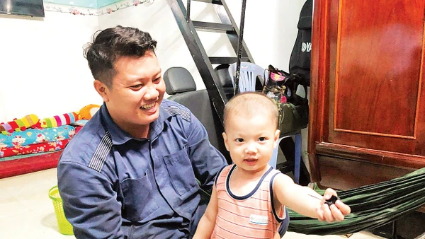 Niềm hạnh phúc của một gia đình công nhân tại nhà trọ sau giờ tan ca.