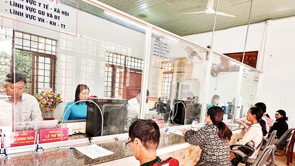 Công chức Trung tâm Phục vụ hành chính công phường giải quyết thủ tục hành chính phục vụ người dân.