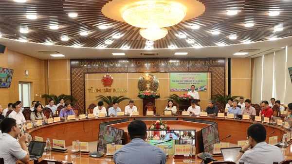 9 tháng qua, GRDP của Tây Ninh tăng 9,52%, cao nhất vùng Đông Nam Bộ và xếp thứ 8 cả nước (Quang cảnh buổi họp báo)