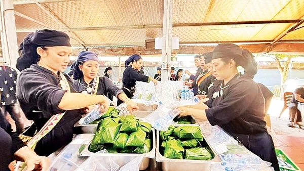 Sơ Kết 12 Năm Kết Nghĩa Hữu Nghị Giữa Thôn Lồ Cố Chin (Việt Nam) Và Thôn Lao Kha (Trung Quốc) Toàn Bộ Thực Phẩm Đều Do Dân Làng Nuôi, Trồng. Ảnh: Làng Thái Hải