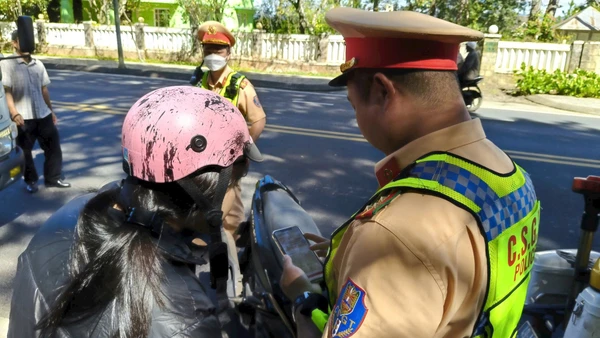Lực lượng Cảnh sát giao thông kiểm tra đăng ký xe, giấy phép lái xe của người điều khiển phương tiện giao thông.